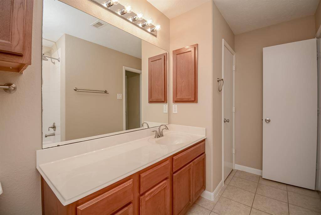 Secondary full bathroom