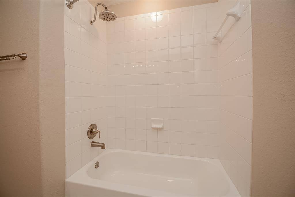 Secondary full bathroom