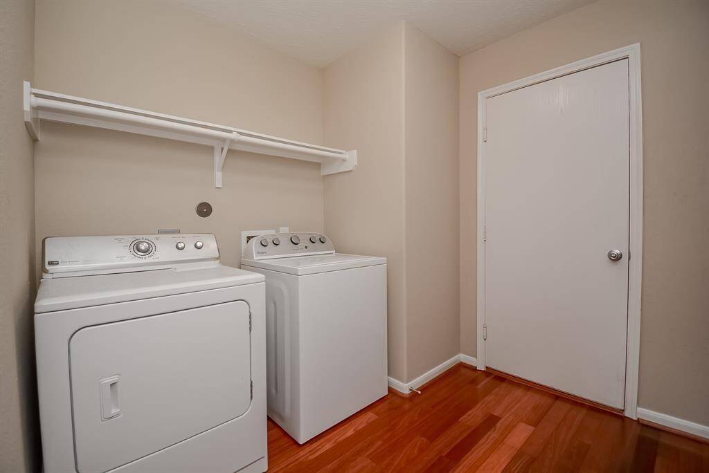 Washer/dryer included