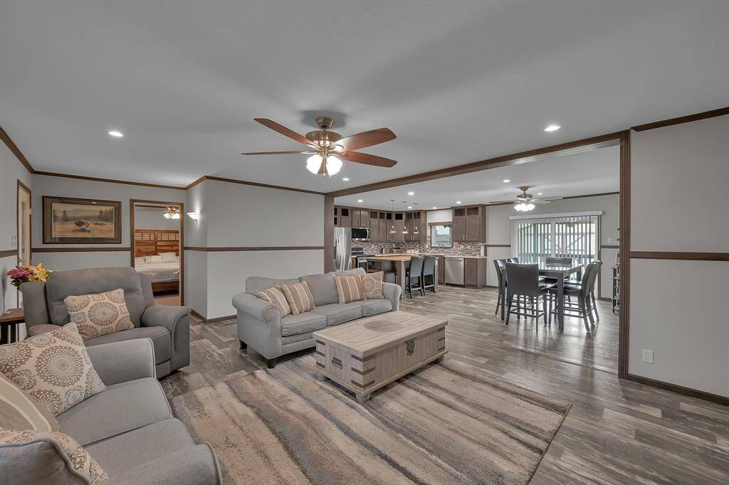 Welcome to the immaculate and feature-packed 14050 Overstreet Drive! Located just minutes from I45 and with a Workshop and Pool in the fully fenced backyard, this is an incredible opportunity you don't want to miss out on!