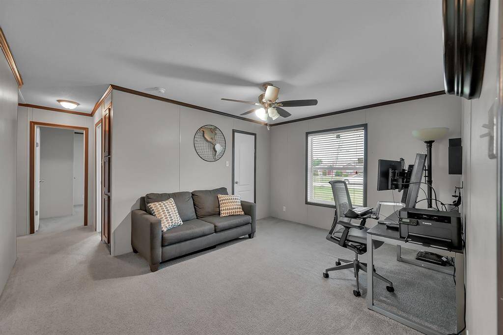 This flex room has limitless potential! With a great view to the front yard, this room would make the perfect Game Room, Office, Workout room, Nursery, Studio, Library, or more!