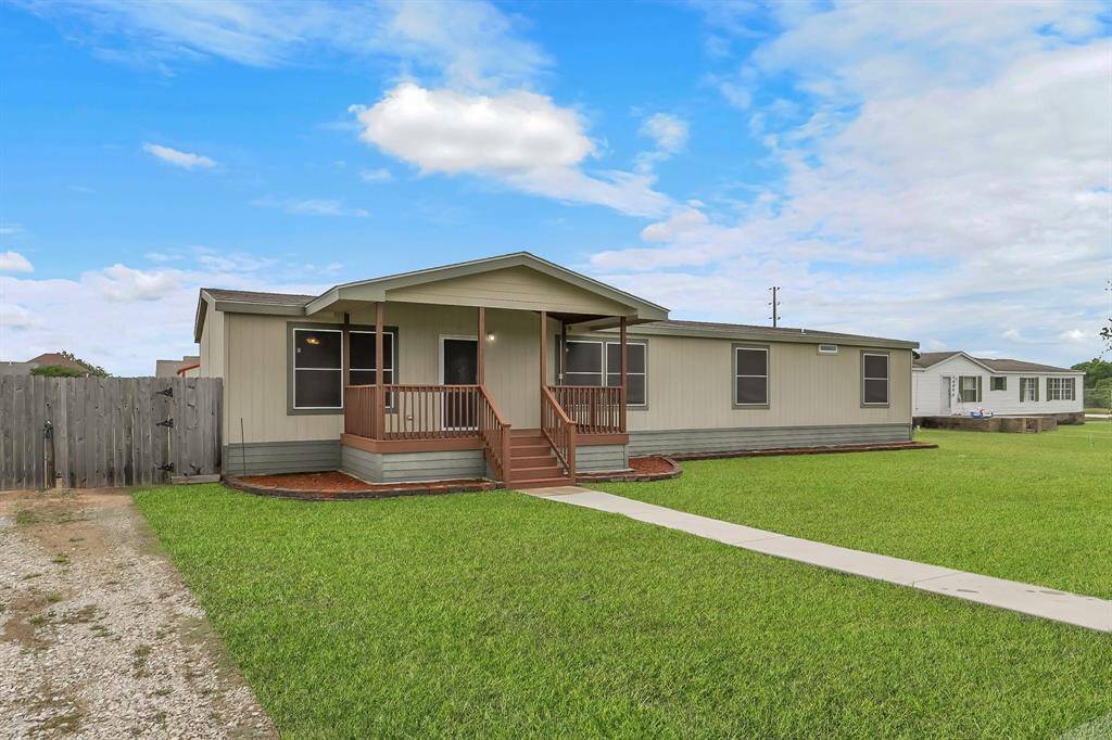 To the left is an extended drive-way leading into the back-yard through a double gate. Perfect for RV and Boat storage!