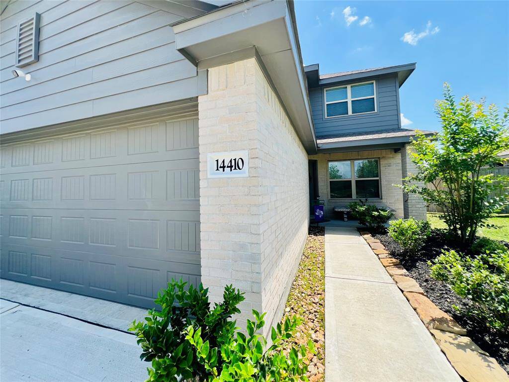 This home boasts stunning curb appeal and breathtaking views, offering an inviting and picturesque setting.