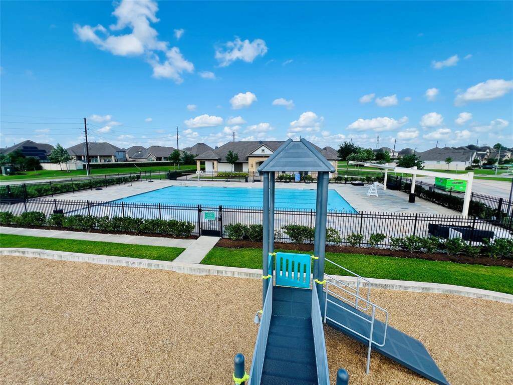 Lakes of Savannah North Community Pool & Clubhouse