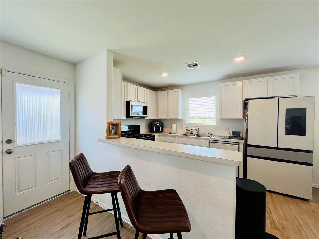 Cozy breakfast bar for additional seating and dining.
