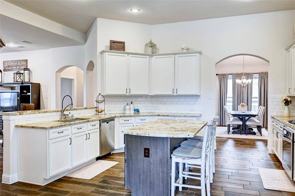Chef's kitchen w/island