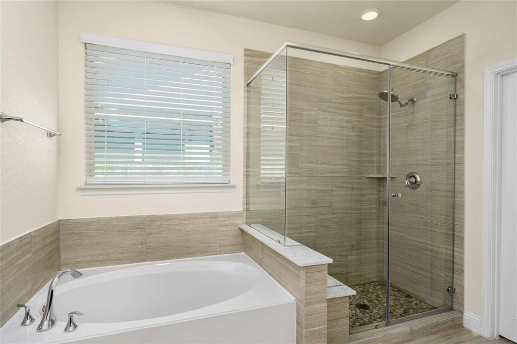 Garden Tub & Shower w/seat