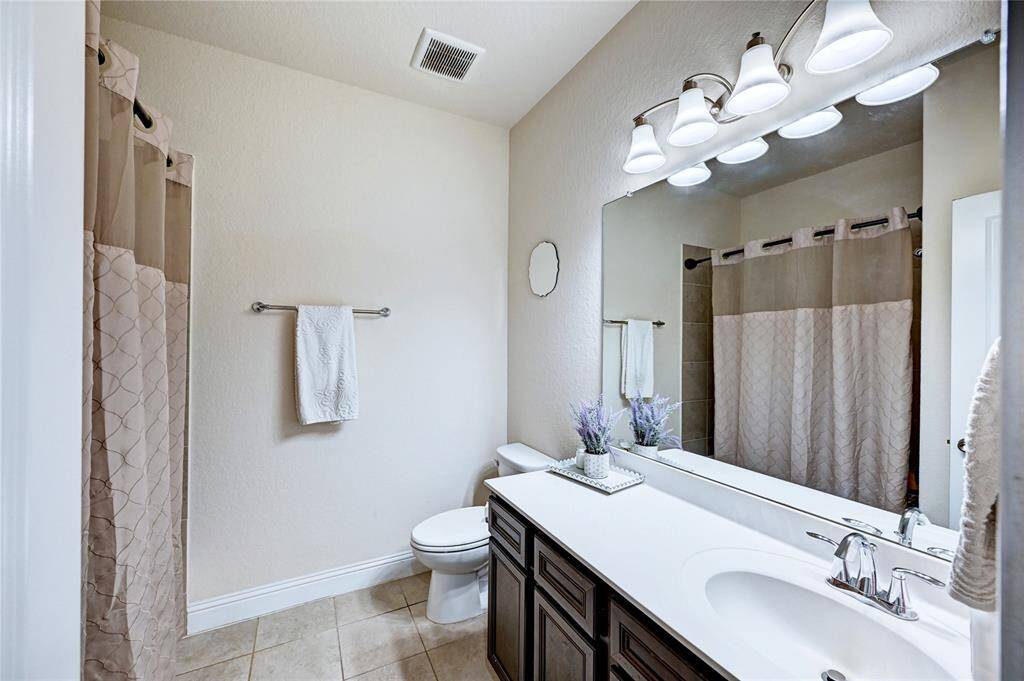 Full Guest Bath located b/w Bdr 1 & Bdr 2