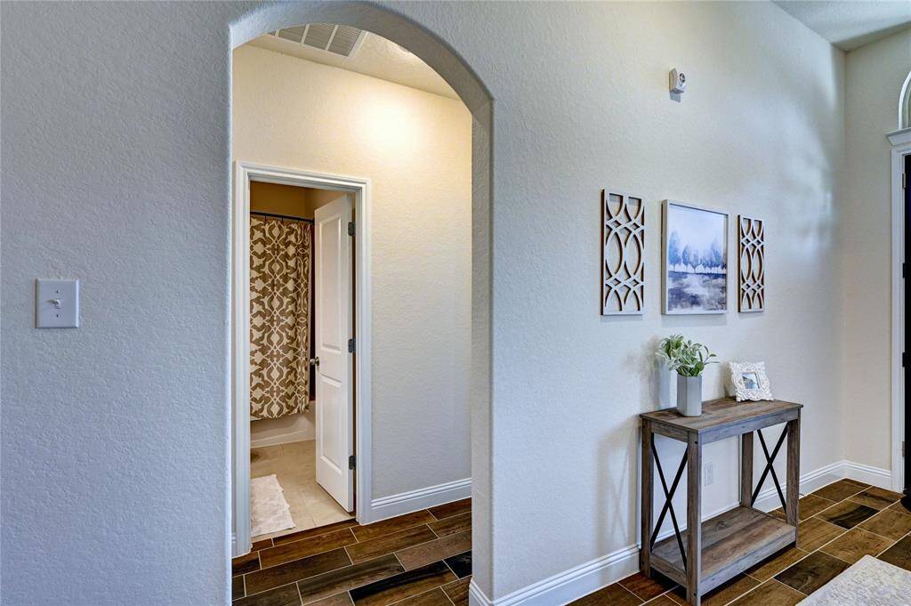 Hall leading to Guest Bdr 3 & Full Guest Bath