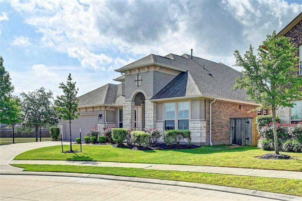 Home w/4 sides brick/stone