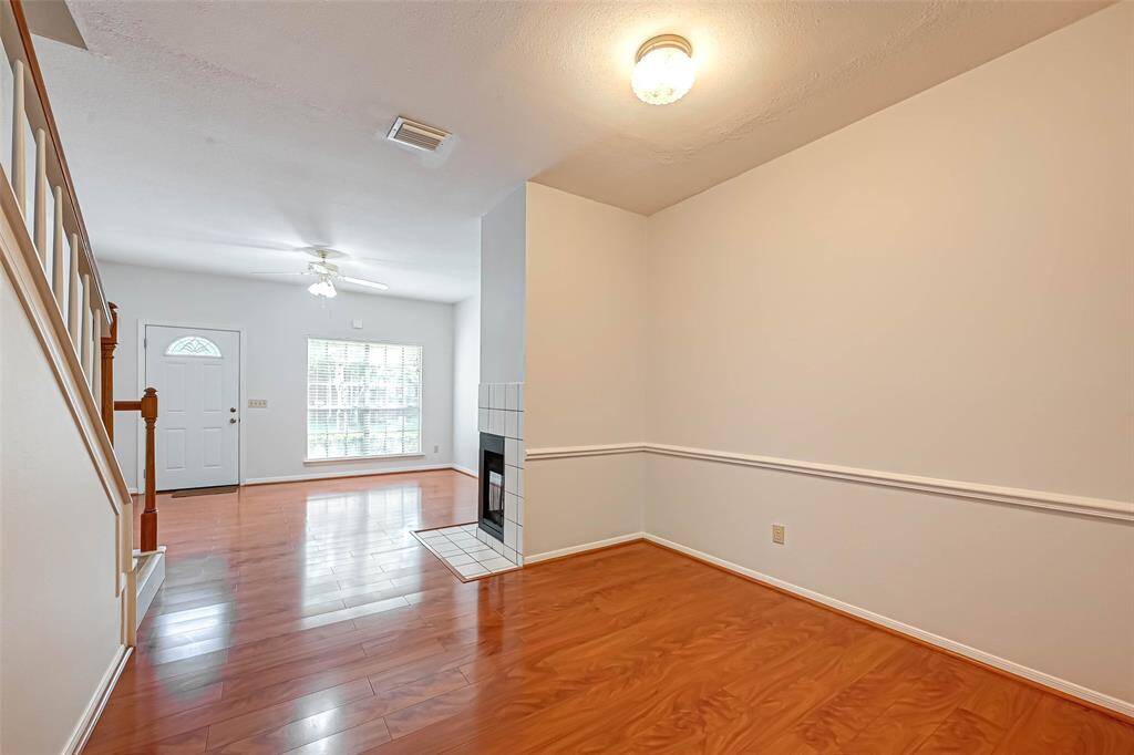 The dining area is ideal for enjoying meals together with the family.