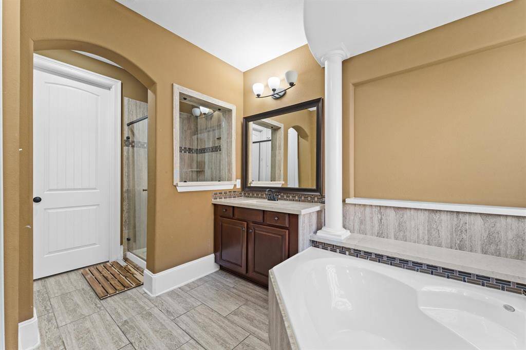 A feeling of cool response reigns in this contemporary bath