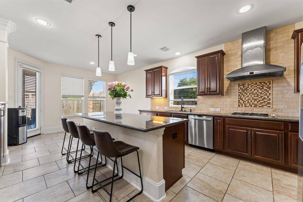 Recipe for success: Efficient style plus inviting warmth in this large kitchen