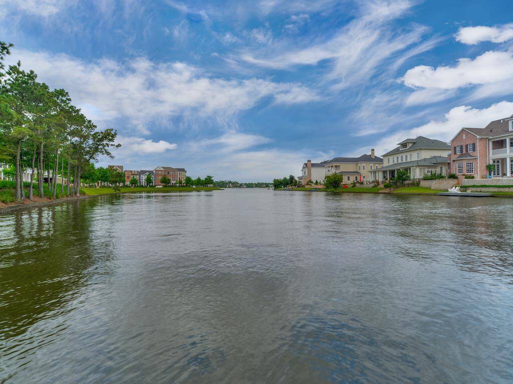 Walk to Lake Woodlands