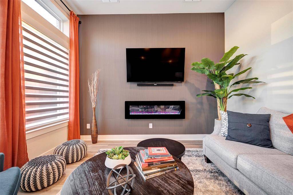 So many features in this executive living space! Electric fireplace, stunning decorative feature wall, ceiling fan & momotorised silhouette blinds.