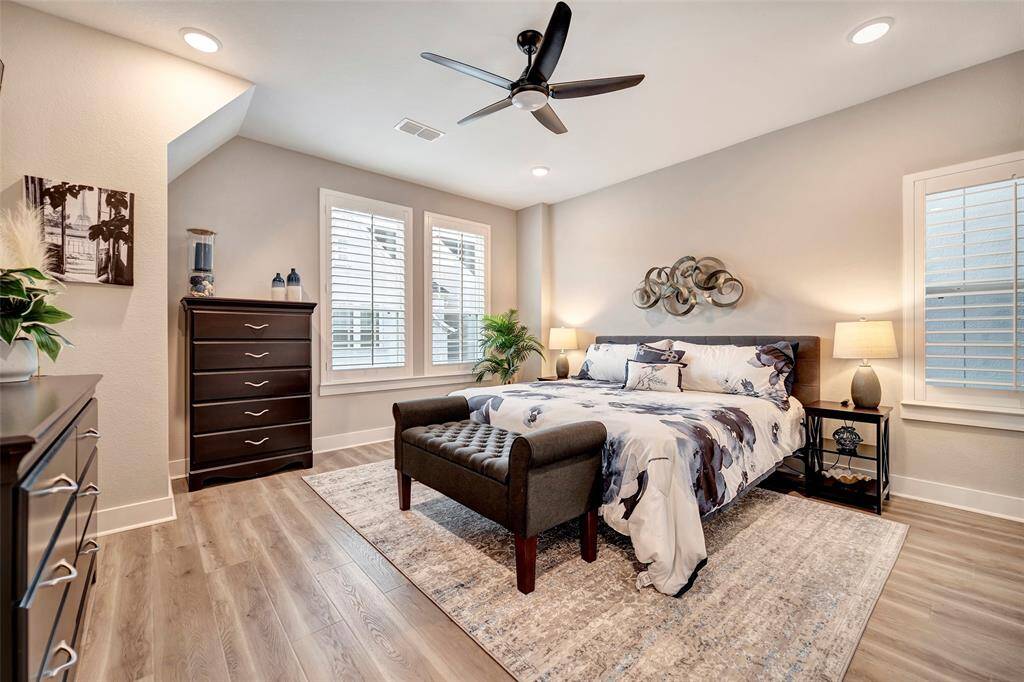 This extremely spacious second bedroom is a pleasure for your guests or family to enjoy!