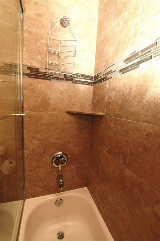 2nd bedroom en suite bathroom tiled tub/shower