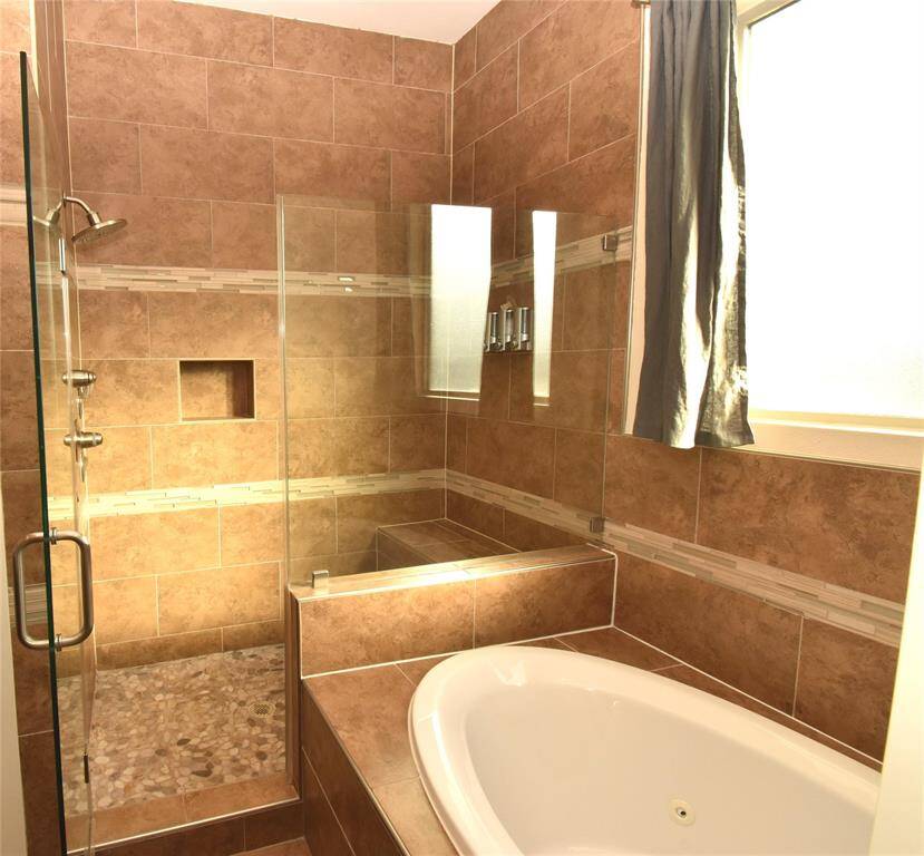 Master bath walk-in shower and jetted tub