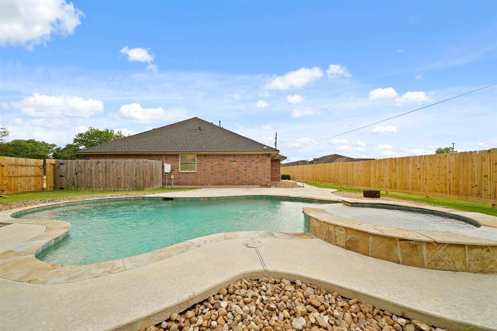Beautiful in ground pool and hot tub!