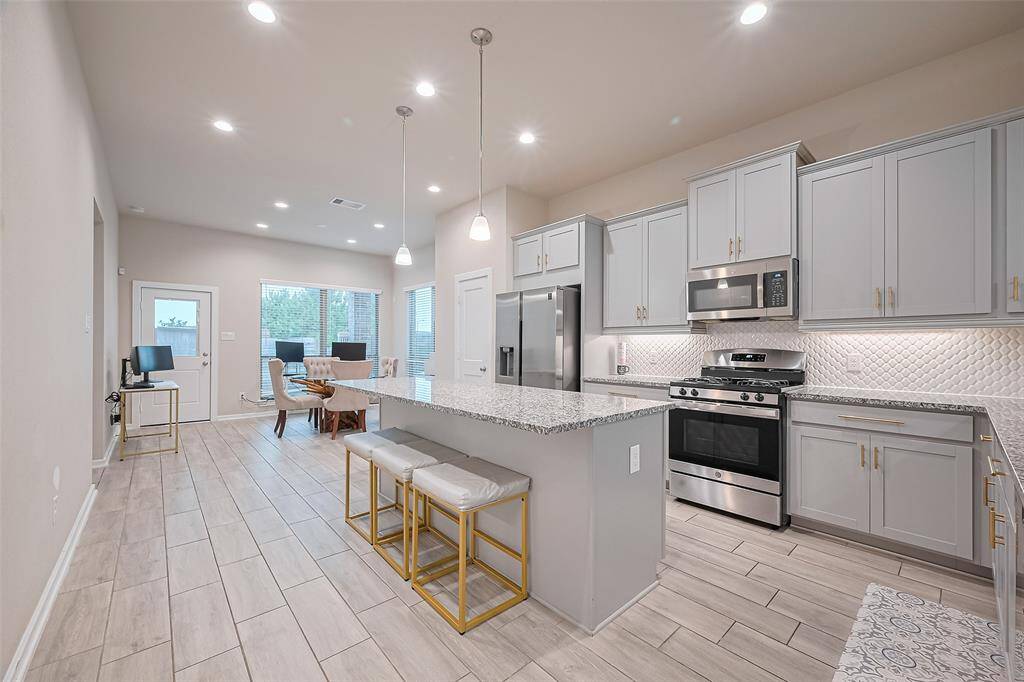Long big island with sitting area around the kitchen