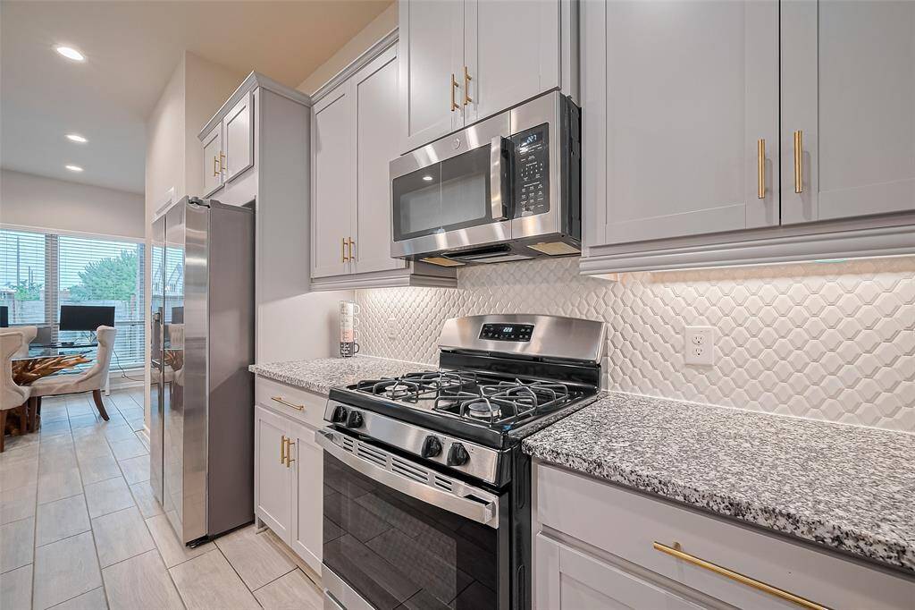 Gas range and fridge included