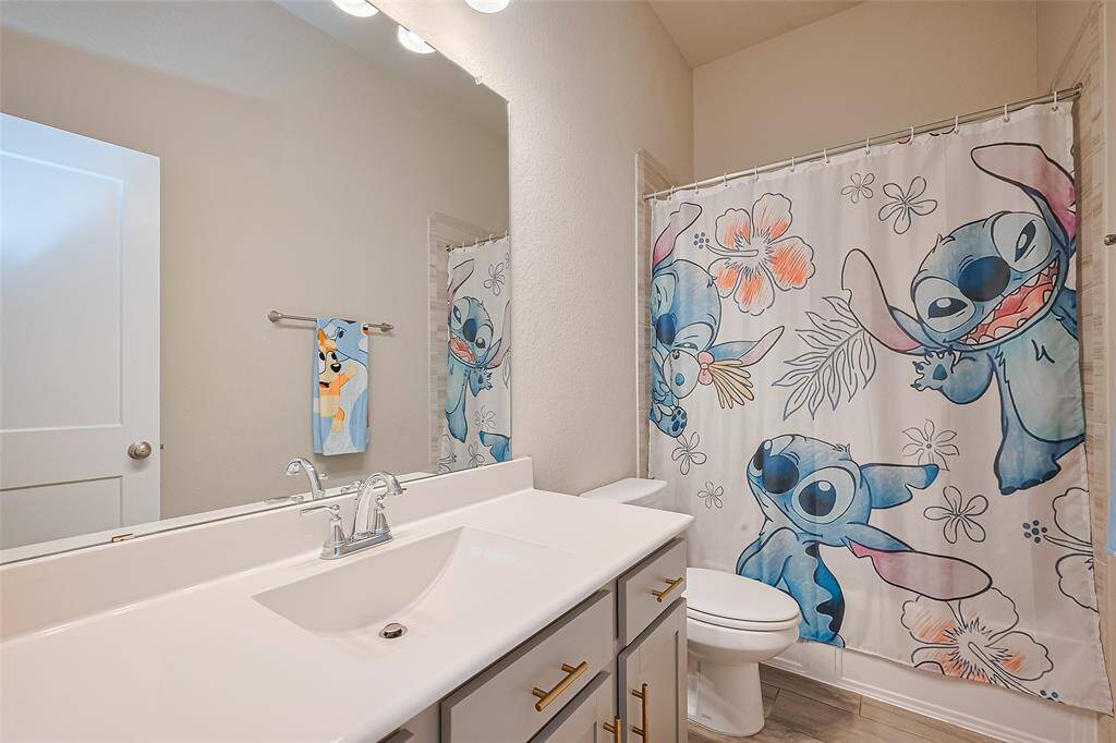 Full size bathroom with shower/tub combo