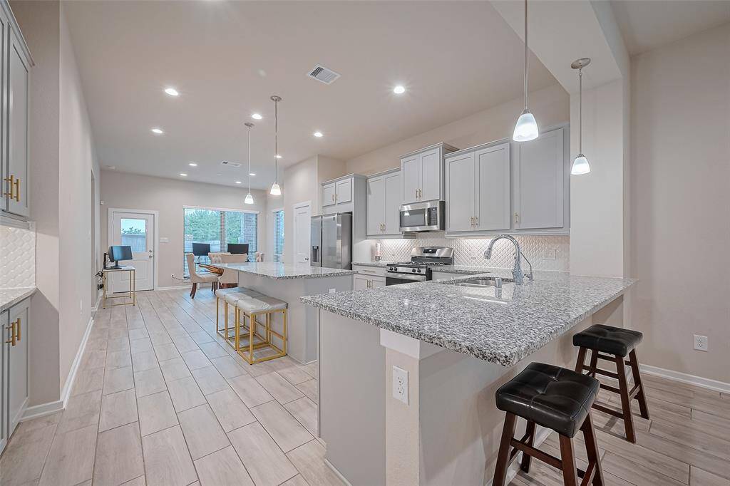 Kitchen has great granite counters, lots of sitting & storage spaces