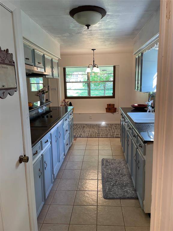 Enjoy this adorable & inviting kitchen.