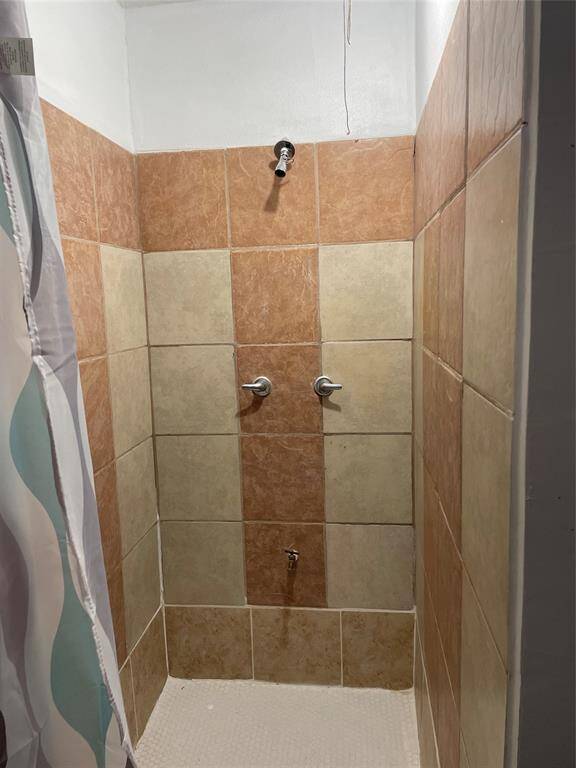 Front guest full bathroom/ built when  garage was converted to extra rooms.