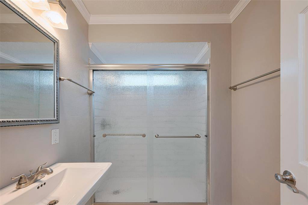 Shared Full Bathroom for 2 Secondary Bedrooms