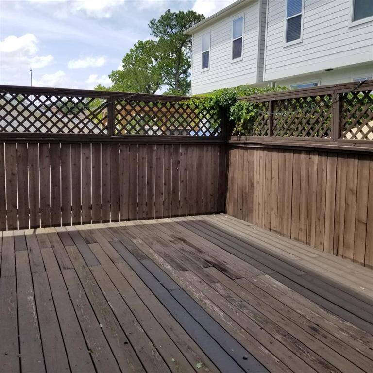 Large Patio/Deck.....Great for Entertaining.