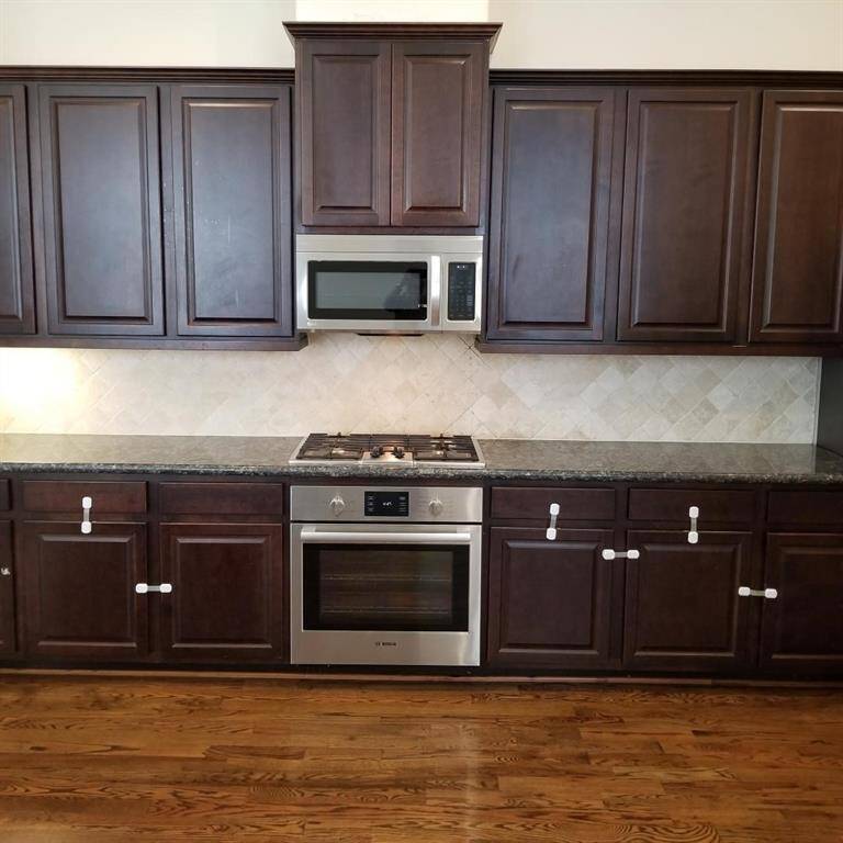 Modern Kitchen with Gas Cooking and Lots of Cabinet Space.... Stainless Steel Appliances..... Undermount Lighting.
