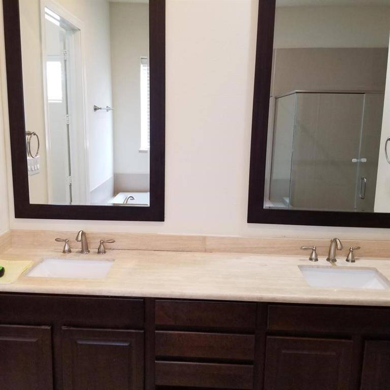 2 Sinks in Master Bath.