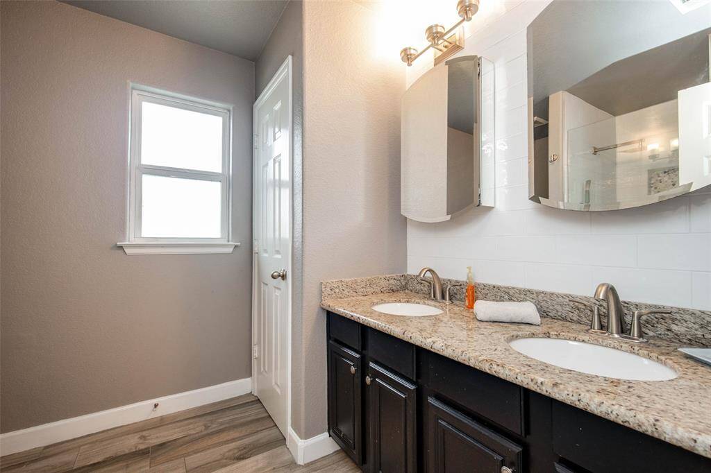 Double sinks in the primary bath