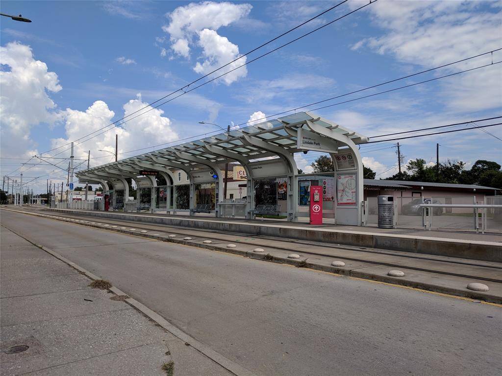 Easy commute into medcenter or downtown via rail or freeway