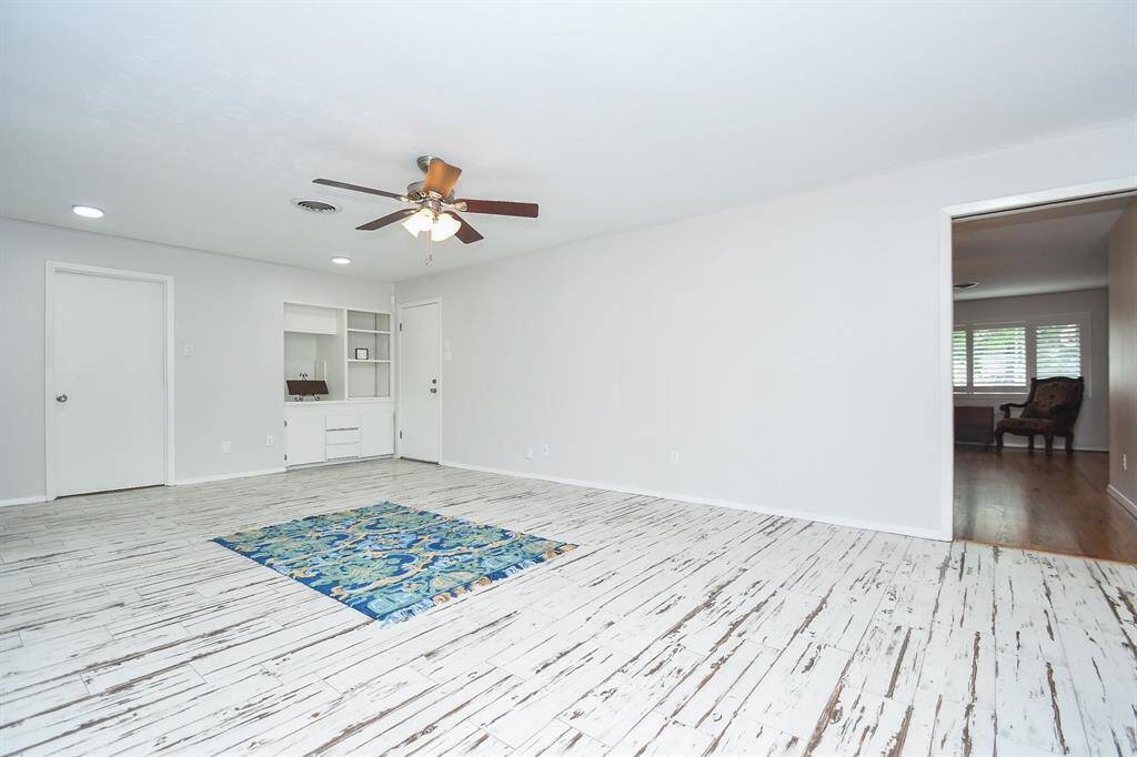 Once you've imagined your favorite, oversized, comfy cozy pieces in this amazing space, well . . . what's the saying? It's hard to "un-see" it! Choose comfort and convenience with room to spare!