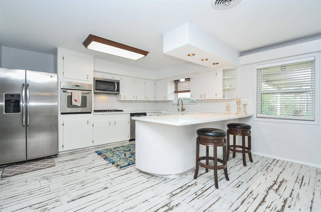 This divine streamlined upgraded kitchen keeps pace with contemporary home improvements, but mostly with  the visual and practical benefits of 'form and function'. It's clear sailing in this truly workable kitchen for breakfast or lunch snacks right up to upscale dining when entertaining. Recessed, overhead and natural light combine to create the moods you desire.