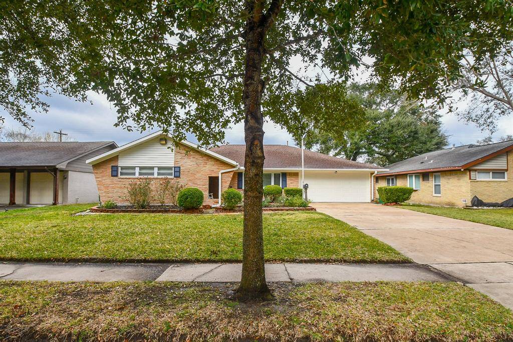 What a trim, pristine home to call yours (and it just happens to be Move In Ready!) There's something secure and inviting in this ranch style beauty, located at 11418 Endicott Lane, Houston, in the lovely WESTBURY community.