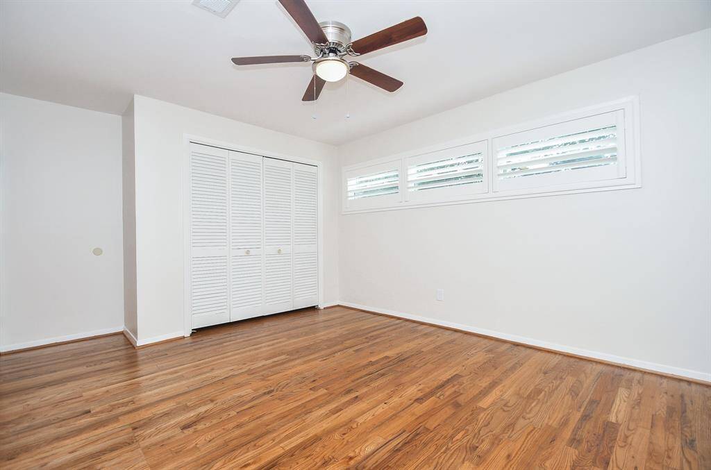 There's also great closet space and a dreamy high ceiling, here.