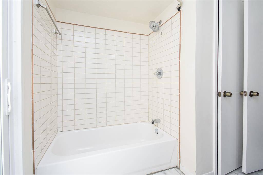 Tub/shower combo in Primary bedroom
