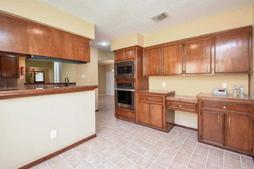 Built-ins in the Breakfast room