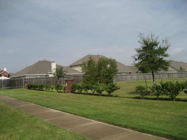 Park (greenbelt) is right behind the house!!