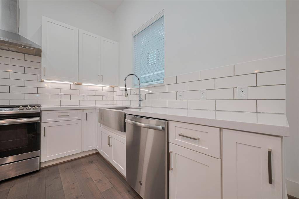 Gas range, dishwasher and lots of counter space.