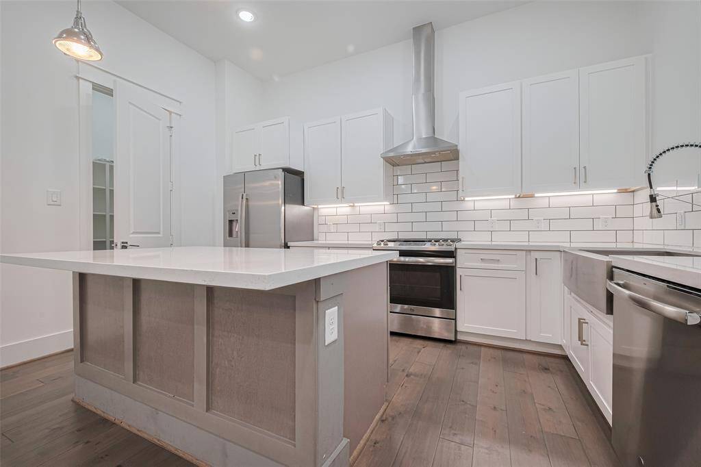 One more look at the outstanding kitchen. Home is ready for move-in having been recently professionally cleaned (per landlord).