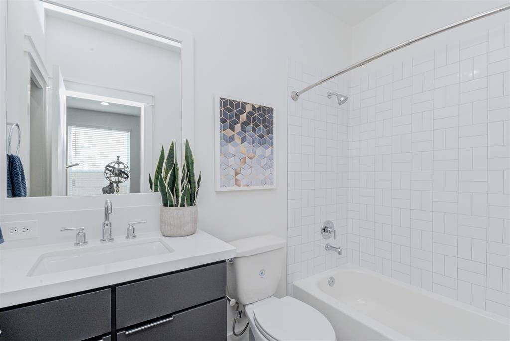 The first story bath en suite with the downstairs bedroom