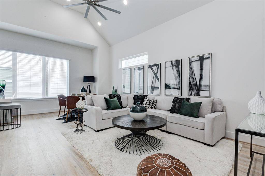 Comfortable licving area connected to the dining room area. Super high ceilings plus ample windows