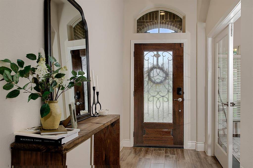 Pristine condition, neutral color pallette and wood look tile floors throughout