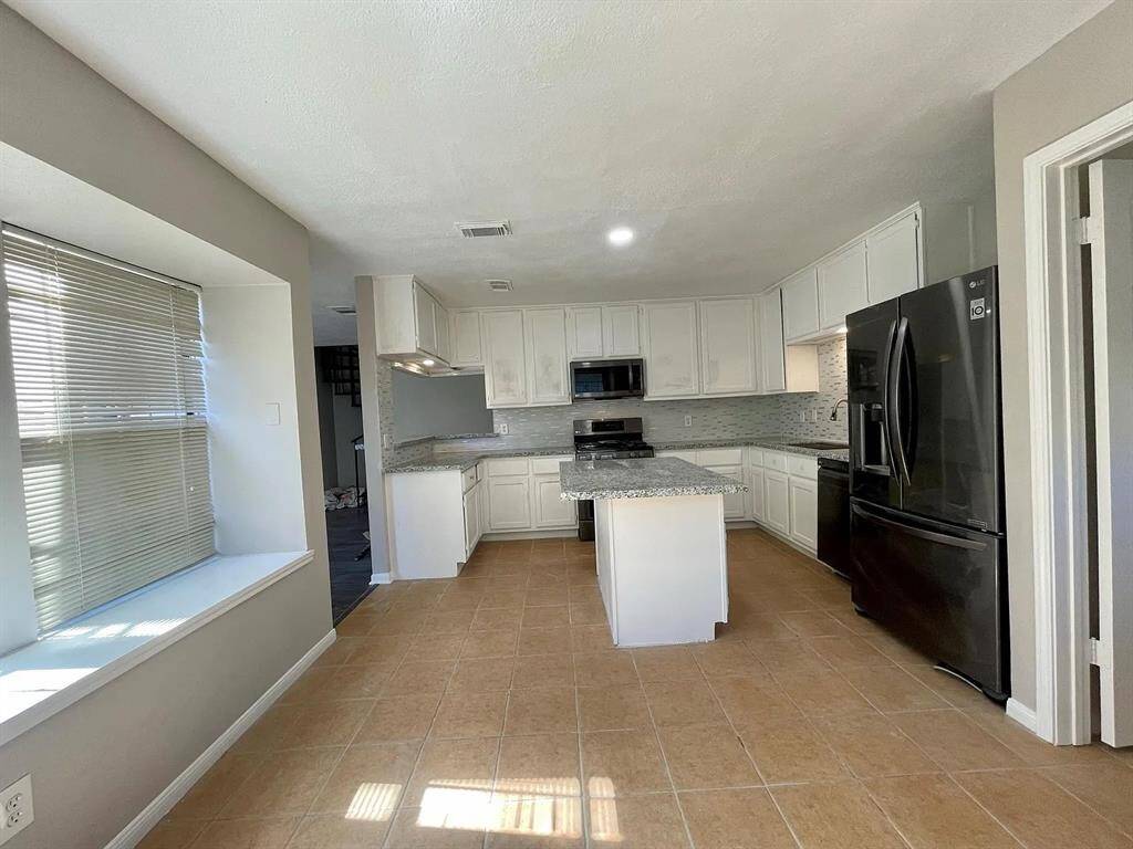 breakfast area next to kitchen