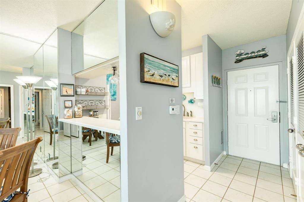 Breakfast bar or pass through to kitchen