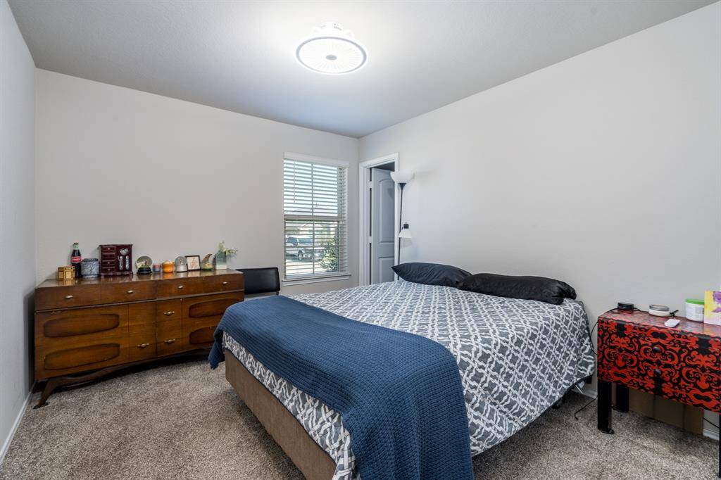 Secondary bedroom.